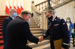 Wicewojewodowie śląscy wręczają dyplom komendantowi wojewódzkiemu Policji/fot. I. Matuszewska