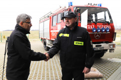 Wojewoda Śląski z Prezesem OSP w Niewieszach /fot. A. Księżnik/