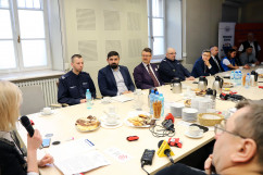 Galeria zdjęć z konferencji z okazji urodzin numeru alarmowego 112 z udziałem wojewody śląskiego Jarosława Wieczorka /fot. Anna Karendał/
