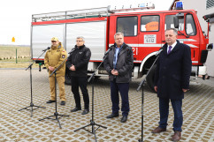 Briefing prasowy dot. przyjęcia uchodźców z Ukrainy w siedzibie OSP w Niewieszach - Wojewoda Śląski, Komendant Wojewódzki PSP, Starosta Gliwicki, Wójt Gminy Rudziniec /fot. A. Księżnik/