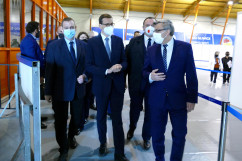 Wizyta premiera Mateusza Morawieckiego w punkcie szczepień w Gliwicach /fot. A. Księżnik/