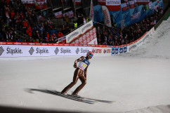 Fotogaleria składająca się z kilkudziesięciu zdjęć z Pucharu Świata w skokach narciarskich w Wiśle z udziałem Pary Prezydenckiej / foto: A. Karendał
