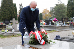 Odwiedziny cmentarzy i mogił w województwie śląskim z okazji Wszystkich Świętych /fot. ŚUW/