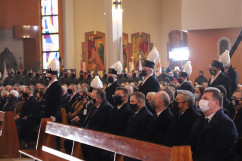 Uczestnicy uroczystości siedzą w ławach w kościele/foto: ŚUW