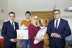 Galeria zdjęć ze spotkania z pierwszym noworodkiem 2019 roku w Śląskiem /fot. A. Karendał/