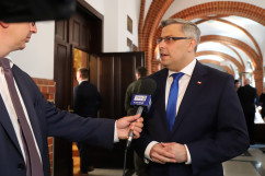 Uroczystość podpisania ustawy o ustanowieniu Narodowego Dnia Powstań Śląskich - indywidualna wypowiedź wojewody śląskiego Jarosława Wieczorka dla mediów /fot. A. Księżnik/