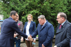 Premier Mateusz Morawiecki podaje rękę na powitanie wicewojewodzie Robertowi Magdziarzowi/fot. I. Matuszewska