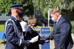 Wicewojewoda śląski Robert Magdziarz odbiera okolicznościowy numizmat/fot. I. Matuszewska