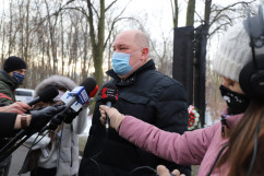 15. rocznica zawalenia się hali MTK. Wicewojewoda śląski Jan Chrząszcz złożył wieniec pod pomnikiem/fot. I. Matuszewska