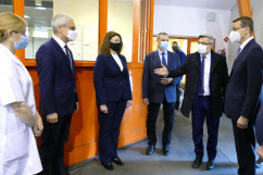 Wizyta premiera Mateusza Morawieckiego w punkcie szczepień w Gliwicach /fot. A. Księżnik/
