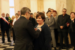 Galeria zdjęć z uroczystości wręczenia odznaczeń państwowych, która odbyła się w westybulu Urzędu /fot. A. Karendał/