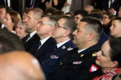 Uroczystość podpisania ustawy o ustanowieniu Narodowego Dnia Powstań Śląskich - uczestnicy wydarzenia /fot. A. Księżnik/