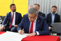Obchody Narodowego Dnia Powstań Śląskich - wojewoda śląski Jarosław Wieczorek podpisuje akt erekcyjny i wmurowania kamienia węgielnego pod budowę Akademickiej Strefy Sztuki Scenicznej Akademii Muzycznej w Katowicach /fot. ŚUW/