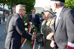 Składanie kwiatów pod Pomnikiem Harcerzy Września