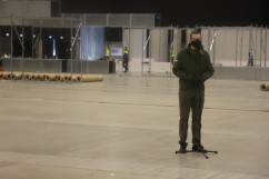 Galeria składająca się ze zdjęć z wizyty Prezesa Rady Ministrów Mateusza Morawieckiego w województwie śląskim. Premier wizytował budowę szpitala tymczasowego w MCK w Katowicach/fot. I. Matuszewska