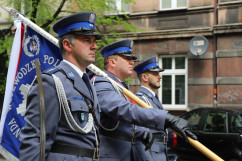 Obchody 231. rocznicy uchwalenia Konstytucji 3 maja - poczet sztandarowy Komendy Wojewódzkiej Policji w Katowicach /fot. ŚUW/