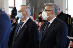 Obchody 41. rocznicy podpisania Porozumienia Jastrzębskiego - wojewoda J. Wieczorek oraz wiceminister St. Szwed podczas mszy świętej /fot. A. Księżnik/