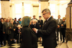 Galeria zdjęć z uroczystości wręczenia odznaczeń państwowych, która odbyła się w westybulu Urzędu /fot. A. Karendał/