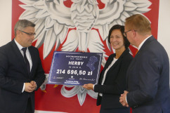 Galeria zdjęć z uroczystego przekazania czeków na realizację inwestycji drogowych w ramach Funduszu Dróg Samorządowych/fot. ŚUW