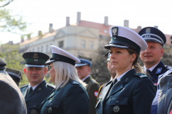 Wspólnie świętujemy Dzień Flagi Rzeczypospolitej Polskiej - przedstawicielka Wojewódzkiego Inspektoratu Transportu Drogowego w Katowicach /fot. K.Szczepanek/