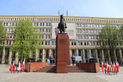 Wspólnie świętujemy Dzień Flagi Rzeczypospolitej Polskiej - pomnik Józefa Piłsudskiego podczas  uroczystości /fot. K.Szczepanek/