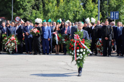 Obchody 41. rocznicy podpisania Porozumienia Jastrzębskiego - złożenie wieńca pod pomnikiem przez wojewodę J. Wieczorka /fot. A. Księżnik/