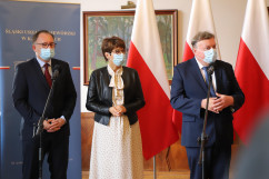 „Strategii RP na rzecz Młodego Pokolenia” - uczestnicy konferencji - senator R. Majer, wicewojewoda śląski R. Magdziarz, śląski kurator oświaty U. Bauer /fot. A. Księżnik/