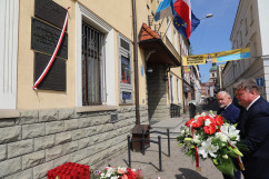 Uroczystości z okazji 130. rocznicy urodzin Alfonsa Zgrzebnioka połączone z obchodami 102. rocznicy wybuchu I Powstania Śląskiego. Wicewojewoda śląski Robert Magdziarz wraz z doradcą wojewody Czesławem Sobierajskim składają wieniec pod tablicą upamiętniającą powrót Górnego Śląska do Polski /foto: I. Matuszewska