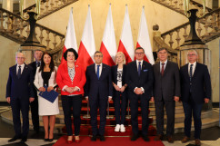 Konferencja prasowa podsumowująca wyniki naboru wniosków w ramach II edycji Programu Inwestycji Strategicznych - wspólne zdjęcie uczestników konferencji /fot. A. Księżnik/