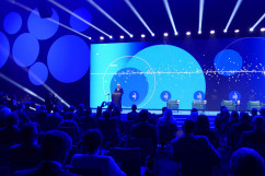 Inauguracja Europejskiego Kongresu Gospodarczego - przemówienie europosła i przewodniczącego Rady EEC Jerzego Buzka /fot. A. Księżnik/