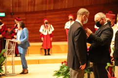 Wiceminister zdrowia Maciej Miłkowski wręcza odznaczenia państwowe/ fot. A. Herz