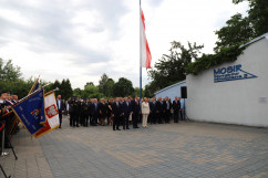 Odsłonięcie muralu kapitana Kurpińskiego w Myszkowie - uczestnicy wydarzenia i sztandary /fot. A. Księżnik/