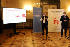 Briefing prasowy dotyczący przejmęcia numeru alarmowego 998 przez numer alarmowy 112 - prezentacja dyrektora Wydziału Powiadamiania Ratunkowego ŚUW T. Michalczyka, wojewoda śląski J. Wieczorek obok /fot. A. Księżnik/