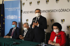 Uroczystość podpisania umów na realizację inwestycji w ramach rządowych programów w Tarnowskich Górach /fot. A. Księżnik/