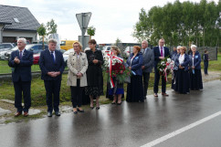 Obchody 75. rocznicy śmierci kpt. Stanisława Lisieckiego „Jaguara” - uczestnicy uroczystości pod pomnikiem /fot. A. Księżnik/
