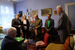Galeria zdjęć z wręczenia Krzyża Kawalerskiego Orderu Odrodzenia Polski por. Mieczysławowi Krosińskiemu /fot. A. Karendał/