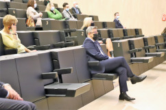 Wojewoda Śląski wsłuchany w prelekcję/fot. A. Herz/