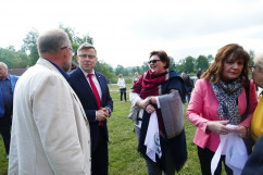 X Olimpiada Sportowa Uniwersytetów Trzeciego Wieku i Organizacji Senioralnych z udziałem wiceminister Elżbiety Bojanowskiej i wojewody Jarosława Wieczorka.