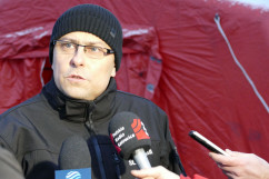 Wojewoda Jarosław Wieczorek udziela wywiadu dziennikarzom/fot. A. Kucharzewska