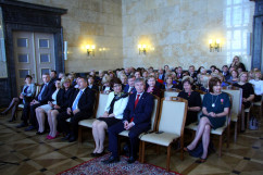 Galeria zdjęć z uroczystości wręczenia nauczycielom medali Komisji Edukacji Narodowej oraz nagród Ministra Edukacji Narodowej i Śląskiego Kuratora Oświaty, z udziałem wicewojewody Mariusza Trepki.