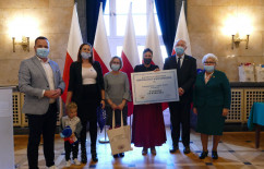 Wręczenie nagród laureatom konkursu dla organizacji pozarządowych pod hasłem „Rodzina jest najważniejsza” - wręczenie nagród lauretom /fot. B. Szwedowski/