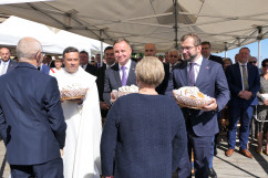 Dożynki Jasnogórskie -  wręczenie dożynkowych chlebów Prezydentowi RP, Ministrowi Rolnictwa i Rozwoju Wsi oraz Przeorowi Jasnej Góry /fot. B. Półrolnik/