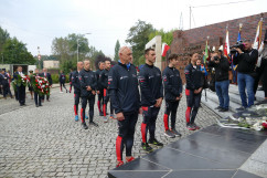 Uczestnicy wydarzenia składają kwiaty pod pomnikiem poległych górników KWK „Wujek” w Katowicach/fot. A. Kucharzewska