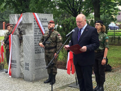 Galeria zdjęć z odsłonięcia w Bielsku-Białej pomnika ofiar rzezi wołyńskiej  w ramach obchodów 75. rocznicy „Krwawej niedzieli