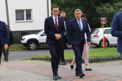Otwarcie pneumatycznej strzelnicy sportowej w ZS nr 1 w Myszkowie - premier Mateusz Morawiecki z wojewodą Jarosławem Wieczorkiem /fot. A. Księżnik/