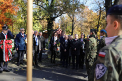 Złożenie zniczy na grobach na cmentarzu przy ul. Francuskiej w Katowicach /fot. A. Księżnik/