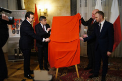 Zdjęcia z uroczystego odsłonięcia znaczka pocztowego Dziewięciu z 