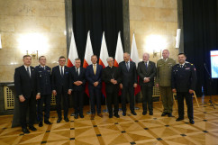 Zdjęcie grupowe uczestników uroczystości prezentacji monety NBP z okazji setnej rocznicy powrotu części Górnego Śląska do Polski /foto: ŚUW