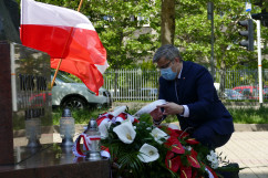 Złożenie kwiatów z okazji setnej rocznicy urodzin św. Jana Pawła II /fot. A. Kucharzewska/