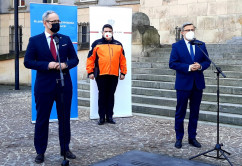 Minister zdrowia Adam Niedzielski z wizytą w Katowicach. Zdjęcie z konferencji prasowej poświęconej sytuacji epidemicznej w regionie/źródło: FB ŚUW, fot. A. Kucharzewska, P. Strzałkowski